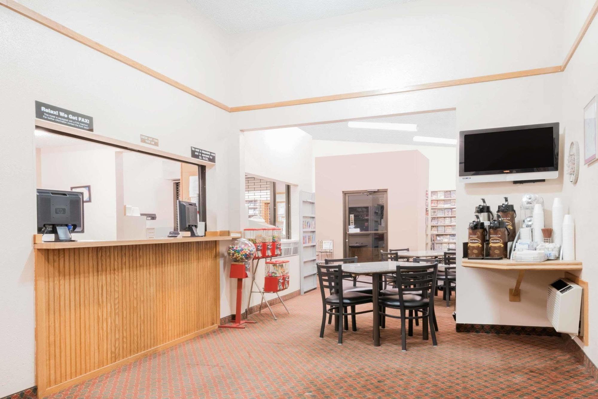Super 8 By Wyndham Glendive Hotell Exteriör bild